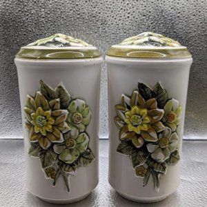 VINTAGE TALL FLOWER (GREEN) SALT AND PEPPER SHAKERS NICE DETAILS